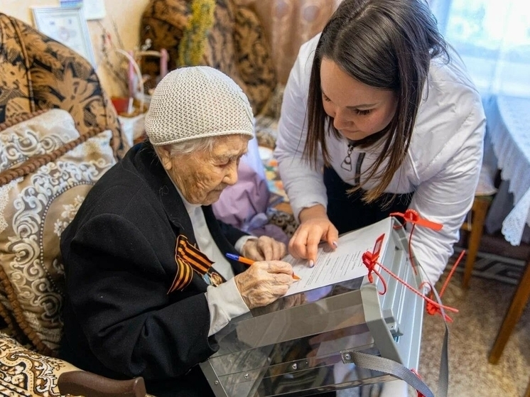 В Альметьевске самая пожилая жительница проголосовала на выборах Президента России