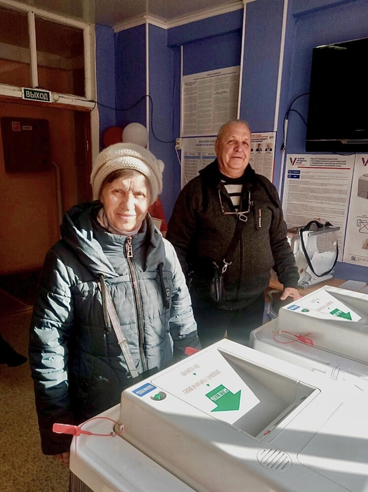 Василий Анохин поблагодарил всех, кто пришел на избирательные участки и уже отдал свои голоса на выборах Президента России