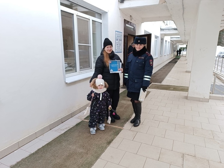 В двух населенных пунктах Костромской области дорожные инспекторы вышли к детским поликлиникам