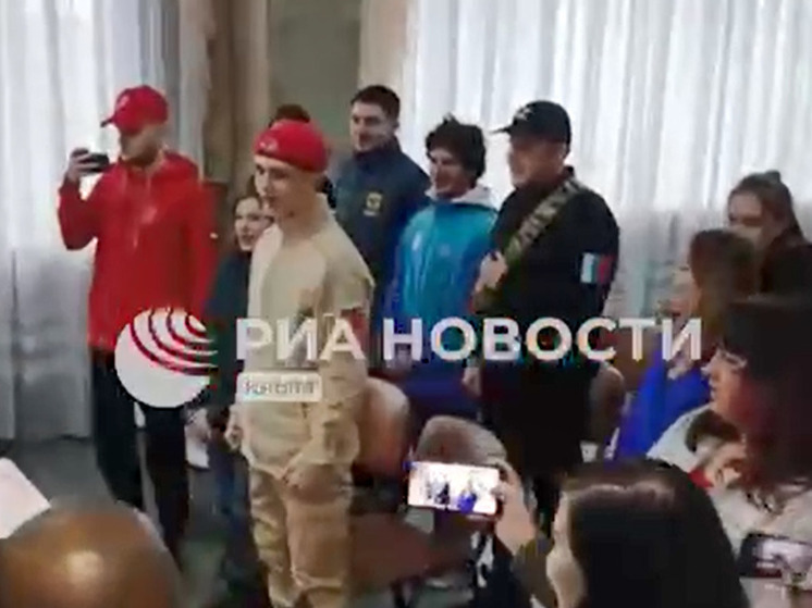 Молодежные активисты спели «Катюшу» иностранным наблюдателям за выборами