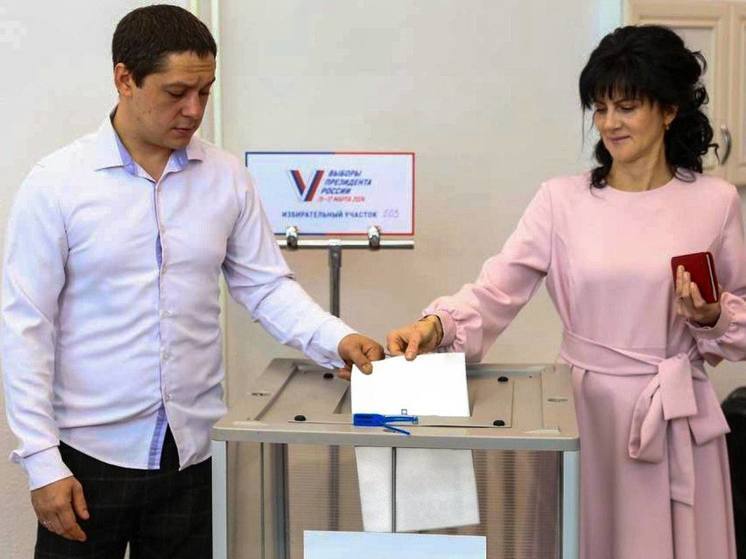 В Надыме участник СВО в отпуске женился и проголосовал за президента