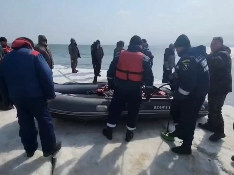Около 40 рыбаков в ловушке из-за оторвавшейся льдины в Приморском крае