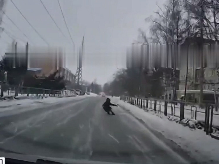 Женщина бросилась под колеса автомобиля на улице Вершинина в Томске