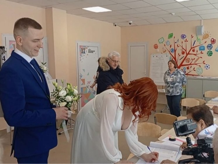 Семья из Томска проголосовала на выборах перед бракосочетанием