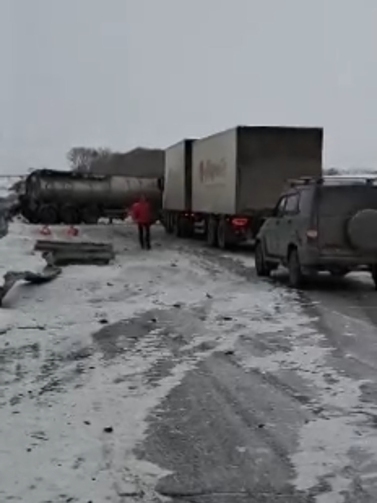 ДТП с фурой и автоцистерной произошло на кузбасской трассе