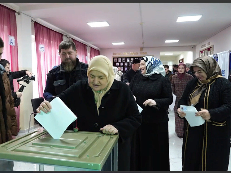 Глава Чечни Рамзан Кадыров вместе с мамой, супругой и детьми приехал на избирательный участок в школе № 1 им. Героя России Ахмата-Хаджи Кадырова.