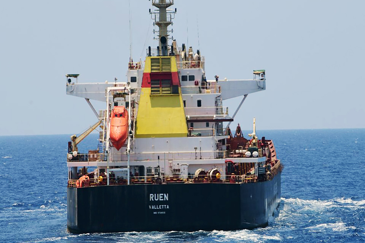 Indian sailors recaptured a hijacked ship from Somali pirates: the crew was released