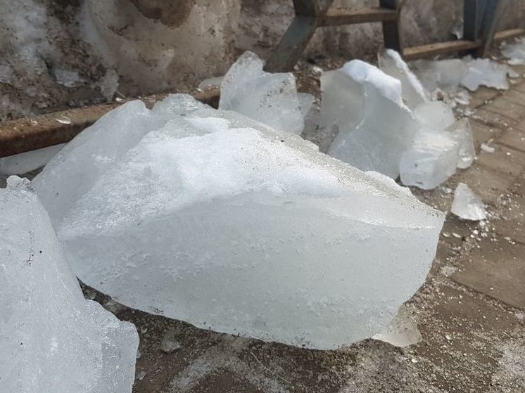 В Сергиевом Посаде глыба льда разбила автомобиль у дома