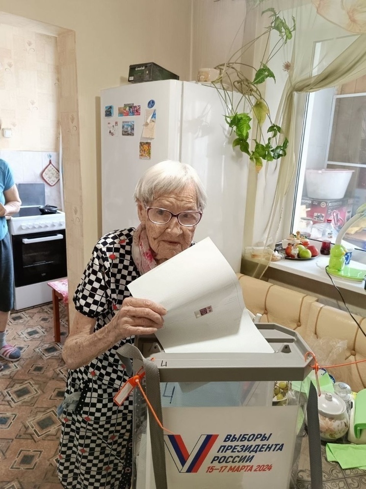  102-летняя улан-удэнка проголосовала на дому