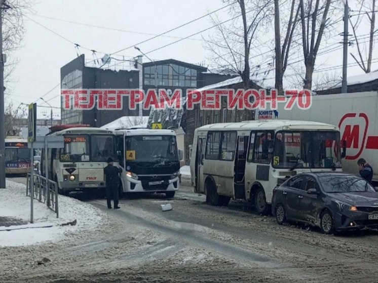 Три маршрутки столкнулись в районе Центрального рынка Томска