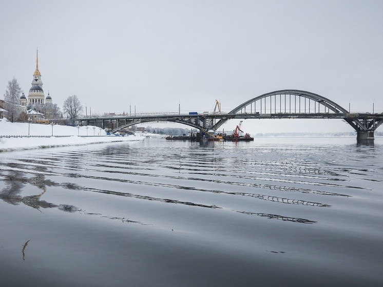 В Рыбинске на Волжском мосту начали ставить ограждение