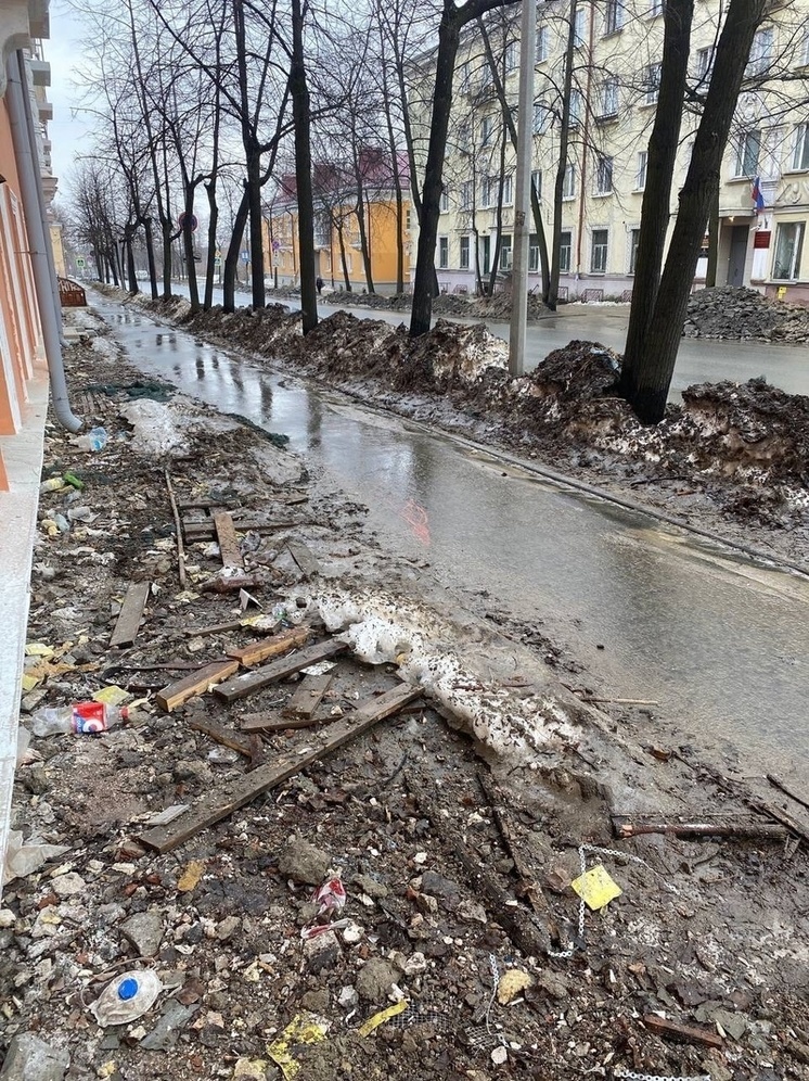 Развалы прошлогоднего строительного мусора окружают библиотеку в Петрозаводске