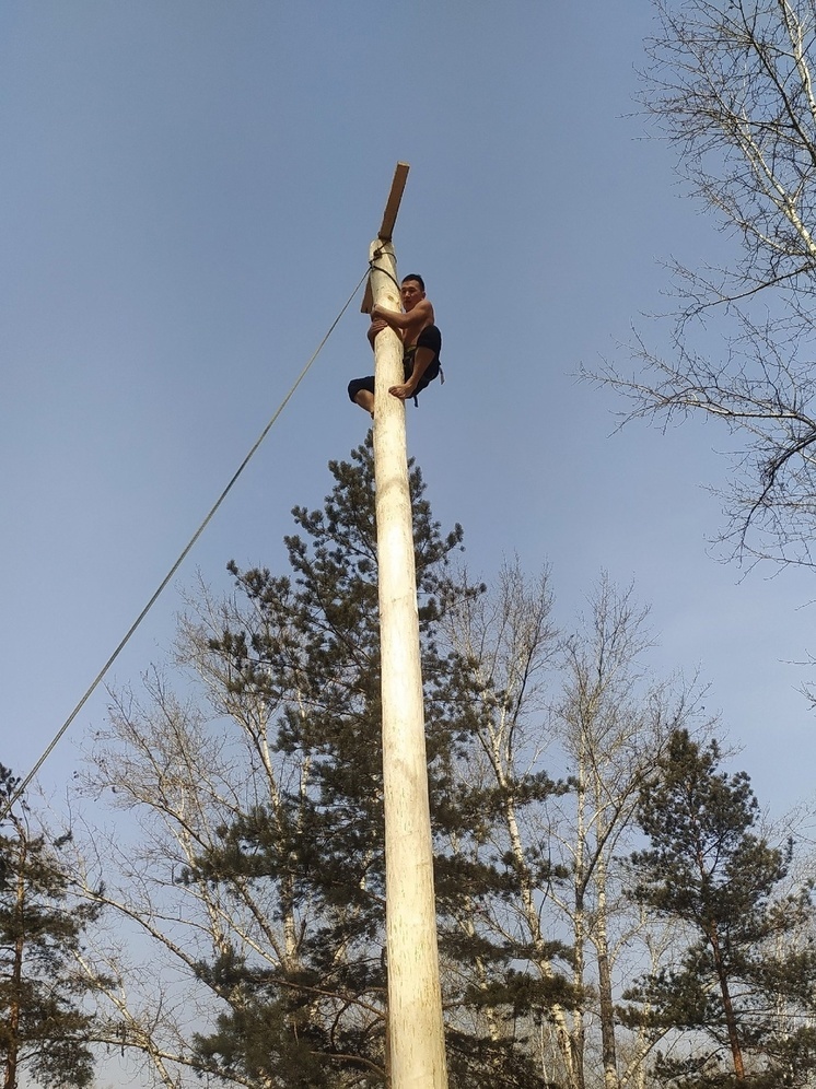В Кызыле мужчина, покоривший масленичный столб, награжден мультиваркой