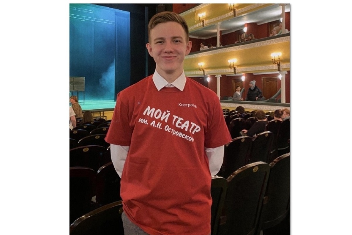 В драмтеатре Костромы появились молодые люди в красных футболках