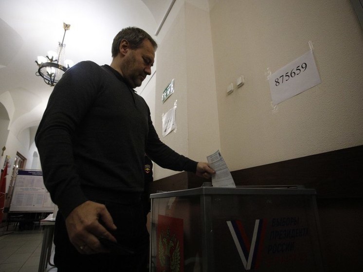 Глава петербургского ЗакСа Бельский проголосовал на выборах