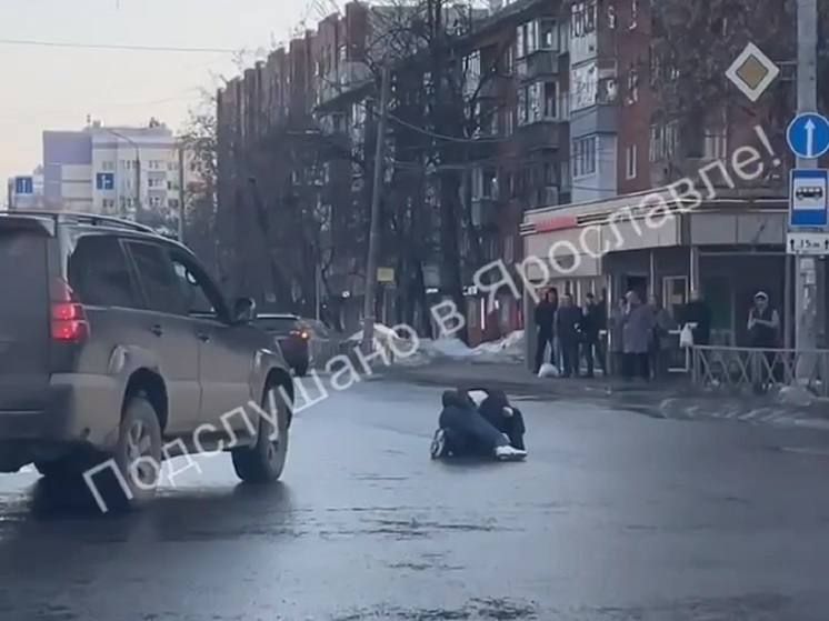 В Ярославле водитель Лексуса и пешеход устроили драку на проезжей части