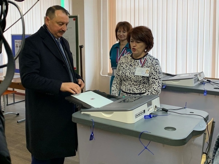 Глава Леноблизбиркома Лебединский проголосовал на выборах президента