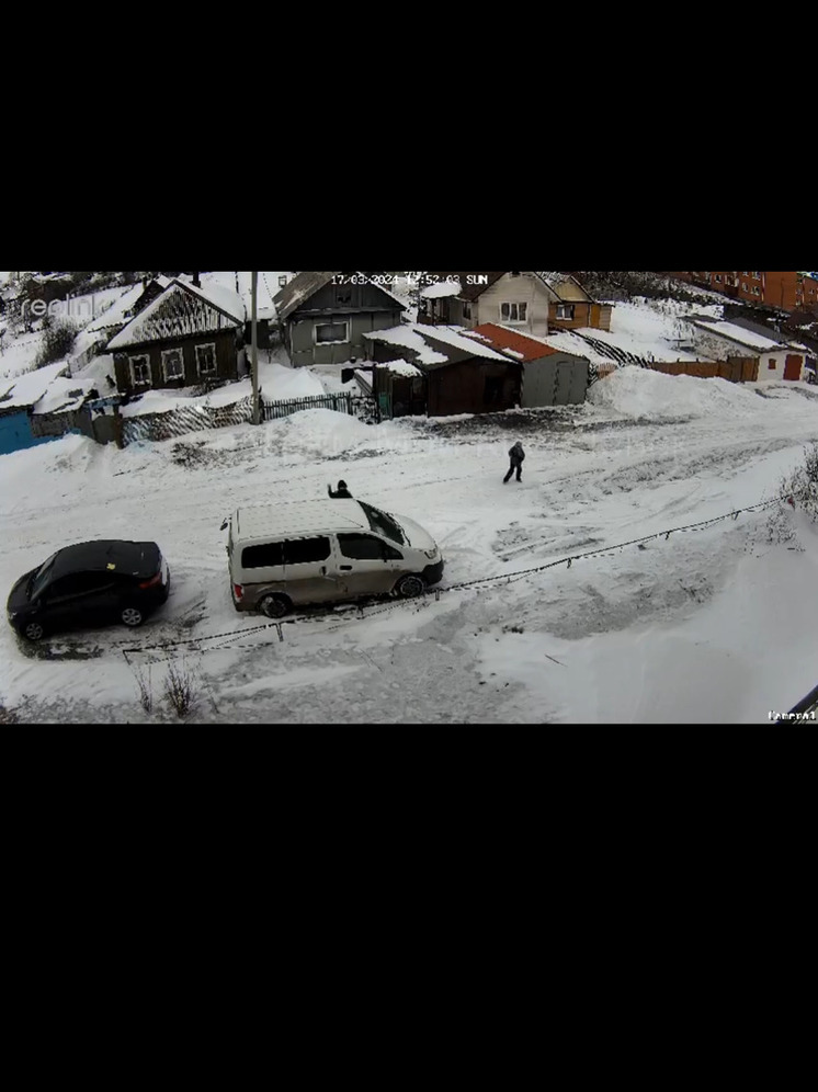 В кузбасском городе школьники кинули кусок льда в машину