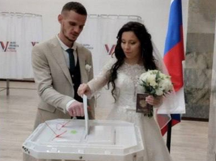 На выборах Президента в Калужской области проголосовала пара молодоженов