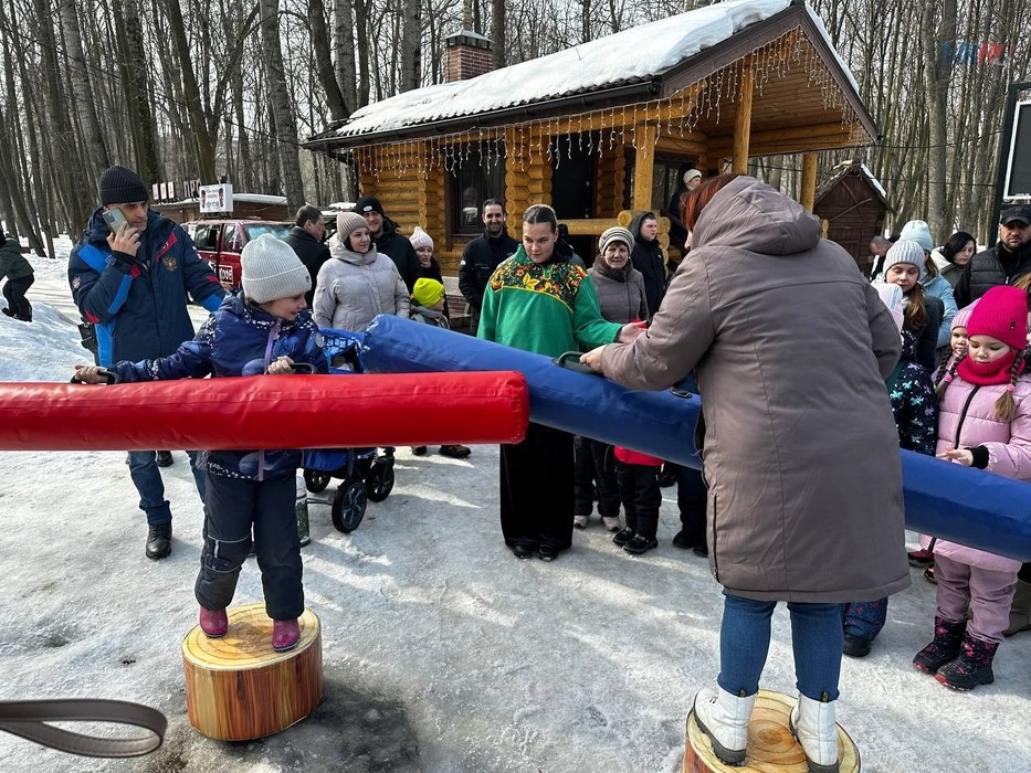 Богатырские проводы зимы: яркие кадры с празднования Масленицы в Лесопарке