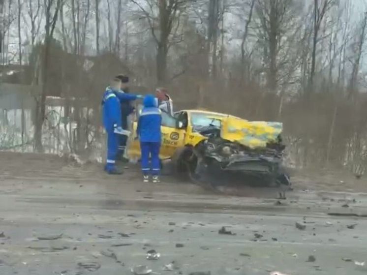 На автодороге А-108 произошло серьезное ДТП с участием такси