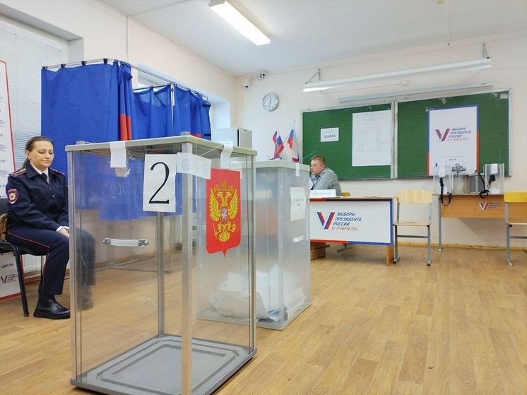 Член УИК в Кудрово оказал первую помощь избирателю, которому стало плохо