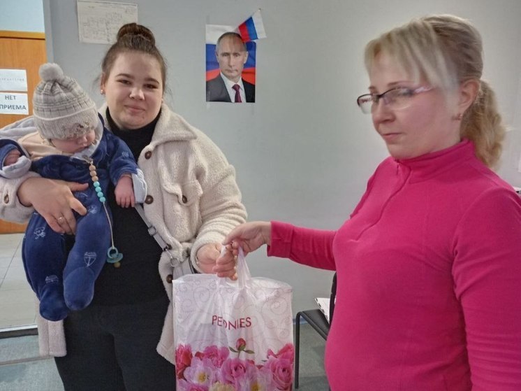 Сотрудники Голопристанского Управления труда раздали нуждающимся гумпомощь