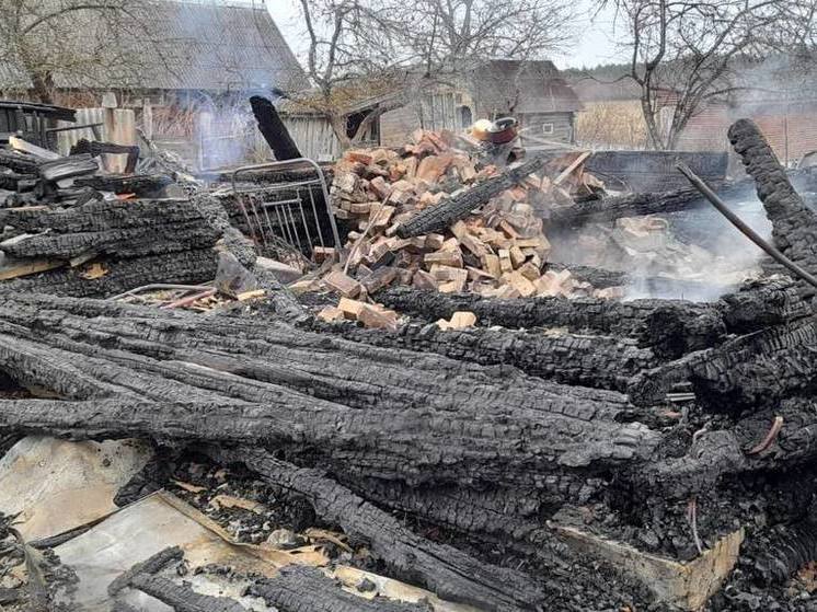 В Гдовском районе проводится проверка по сообщению о гибели мужчины при пожаре
