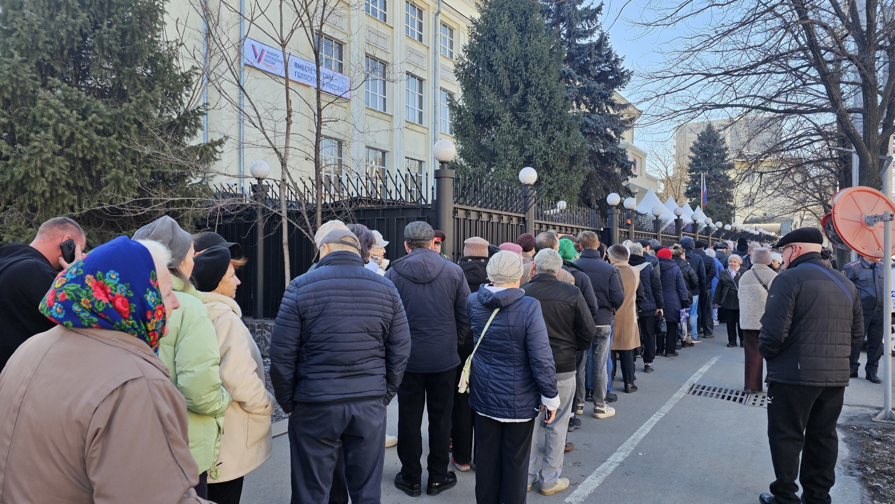 В Кыргызстане большие очереди из желающих проголосовать на выборах президента России