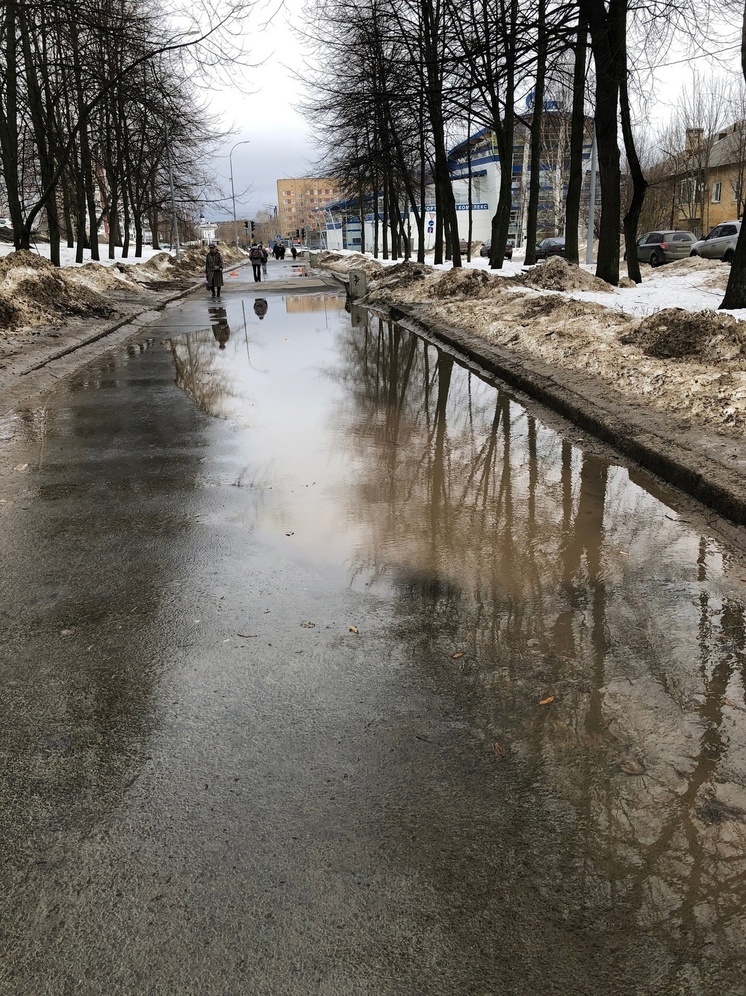 Жители Петрозаводска связали потопы на тротуарах с заменой плитки на асфальт