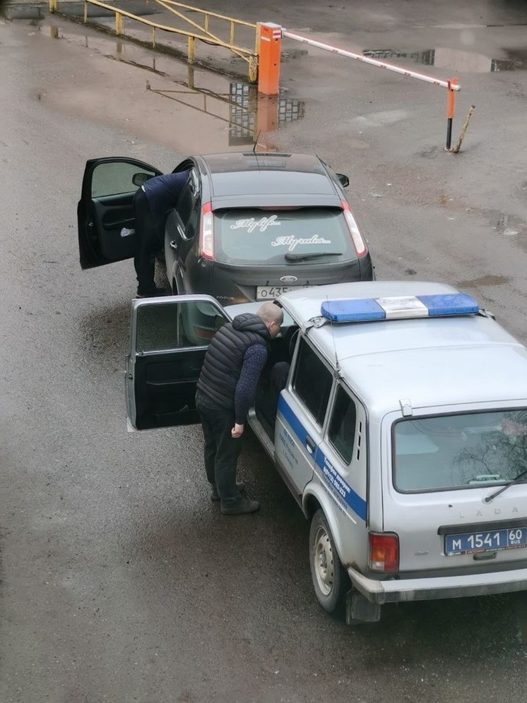 ДТП с участием полицейской машины произошло в Пскове на Завеличье