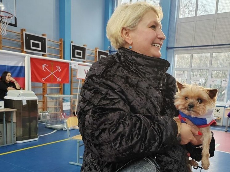 Выборы в Петербурге посетил йоркшир Счастливчик, которого спасли из мусоровоза