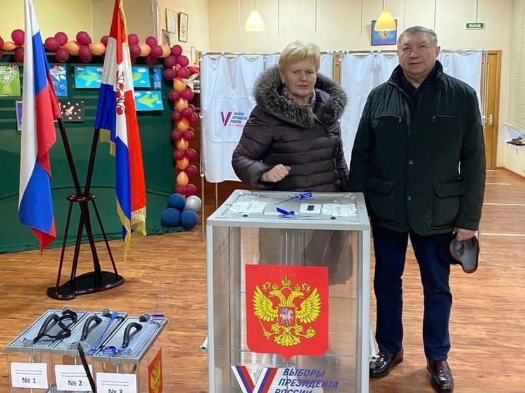 Депутат Госдумы Сергей Яхнюк с супругой проголосовали на выборах президента в Плодовом