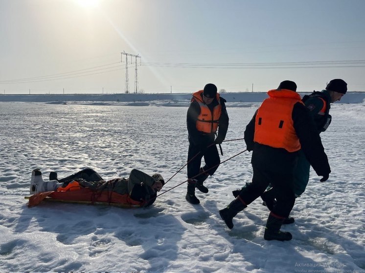 снегоход мчс. кронштадт спасатели спасение рыбаков. фото рыбаков. спасение людей на льду мчс. спас рыбака.
