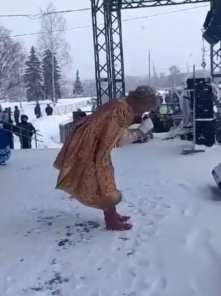 Прохор Шаляпин в странном кафтане вышел на сцену в Петрозаводске
