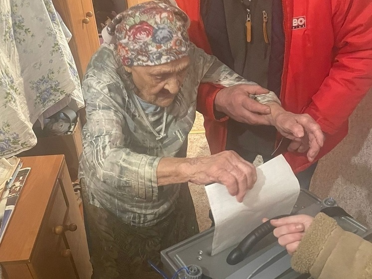 На выборах президента на дому проголосовала 97-летняя жительница Гатчинского района