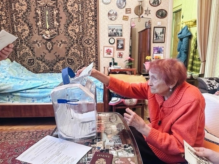 Заставшая Ленина петербурженка проголосовала на дому