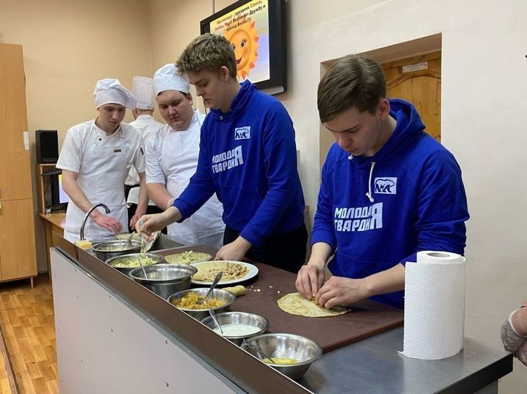 Региональное отделение «Молодой Гвардии Единой России» и Зоя Курилова организовали кулинарный мастер-класс по приготовлению блинов