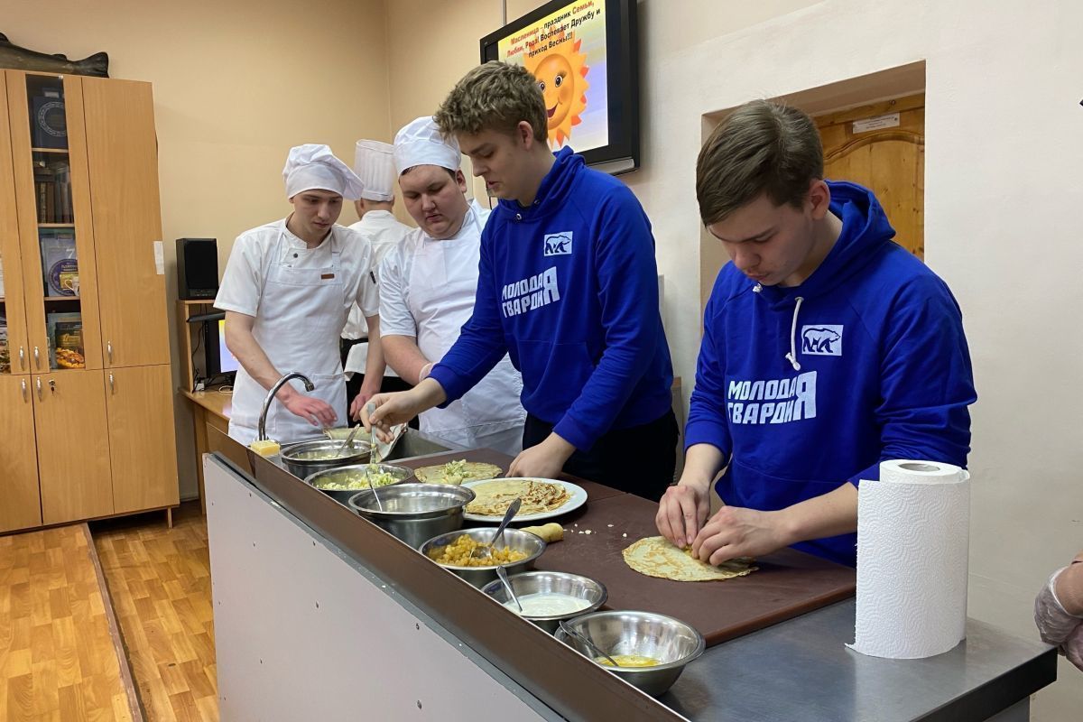 Региональное отделение «Молодой Гвардии Единой России» и Зоя Курилова организовали кулинарный мастер-класс по приготовлению блинов