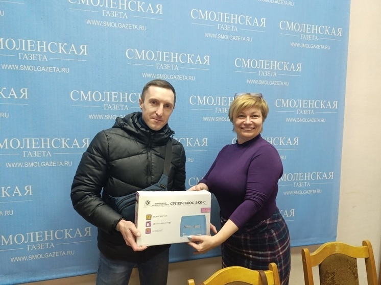 Победители гагаринской викторины забирают свои подарки