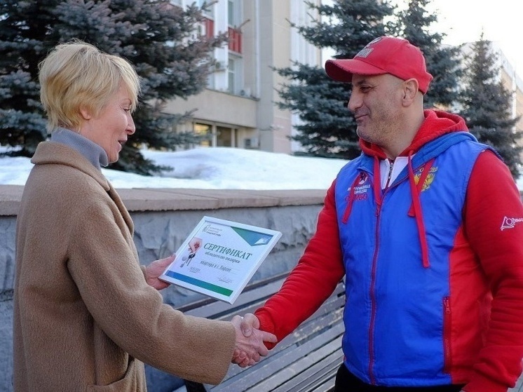 Тренер-преподаватель кировской спортшколы получил в подарок квартиру
