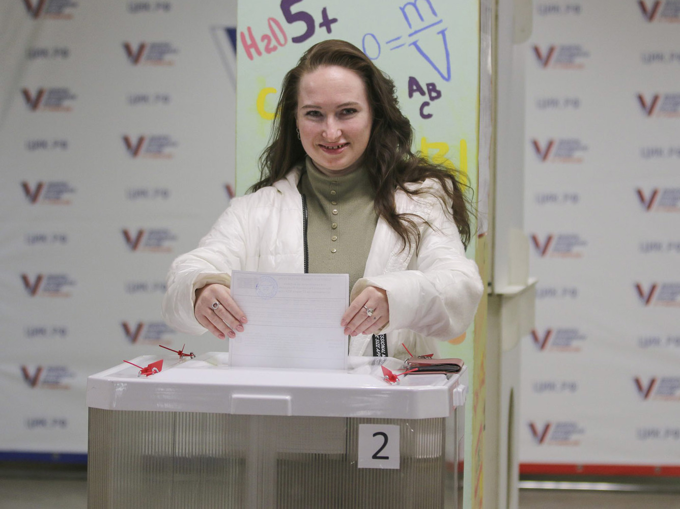 Выборы президента России завершились: кадры эмоций избирателей и работы наблюдателей