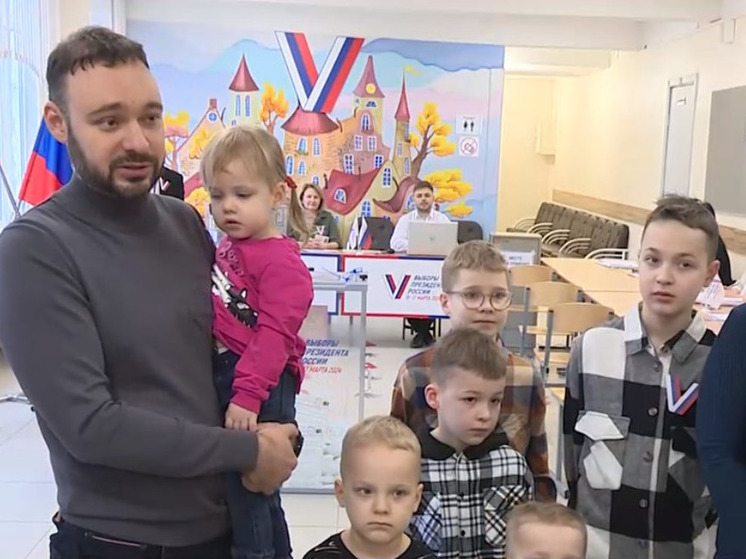 Супруги с восемью детьми проголосовали в Калининском районе