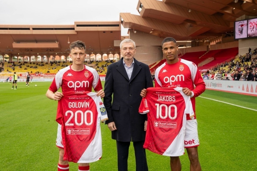 Рыболовлев вручил Головину памятную футболку в честь 200 матчей за «Монако»