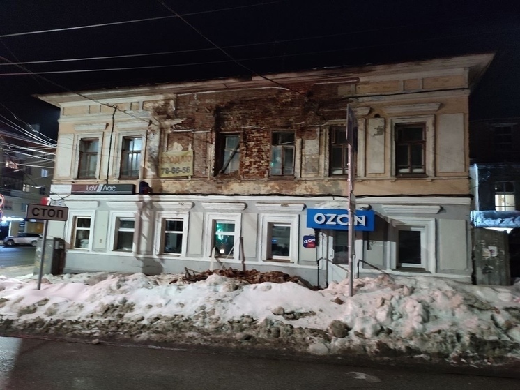 В центре Кирова произошло обрушение фасада дома, считающегося объектом культурного наследия