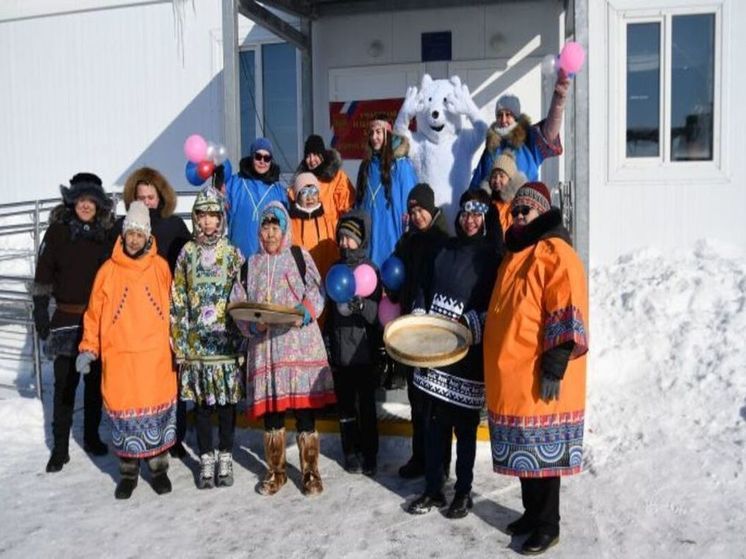 Жители чукотского села устроили на участке концерт