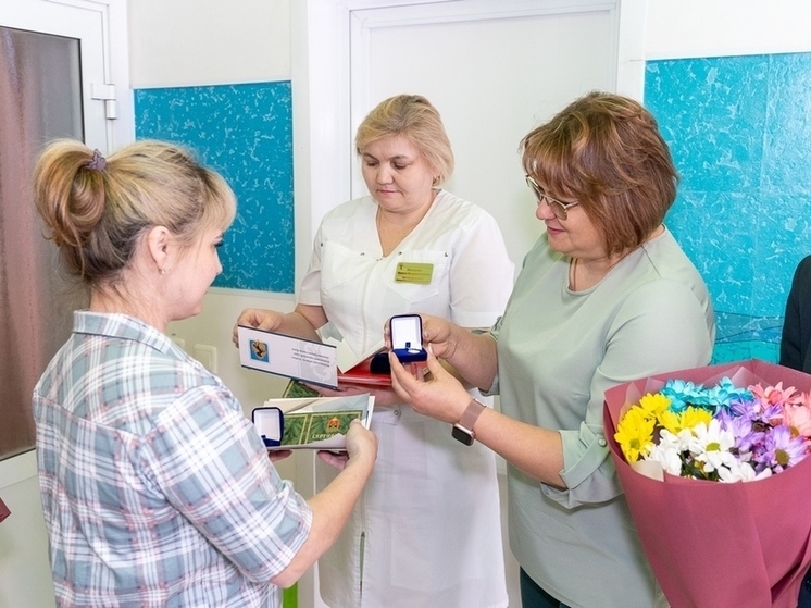 Малыши, родившиеся в дни выборов в Кузбассе, получили памятные медальоны