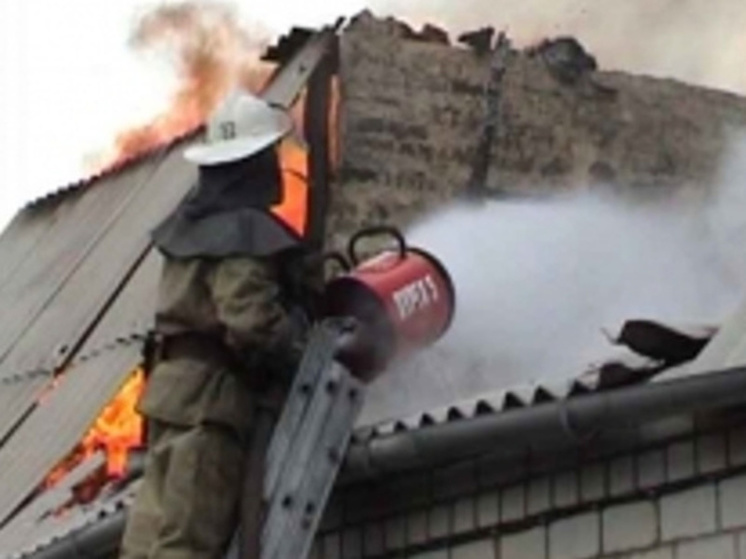 В городе Колпашево пожарные через окно спасли из горевшего дома мужчину 1957 года рождения