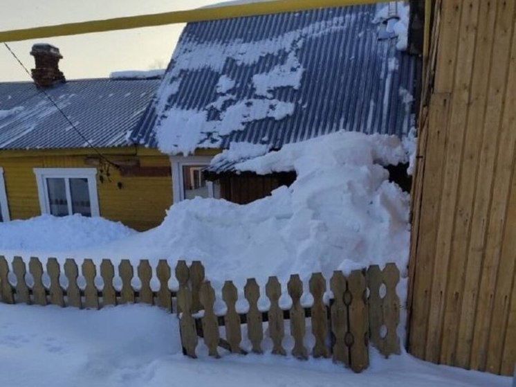 В селе Молчаново Томской области упавший с крыши снег заблокировал входную дверь