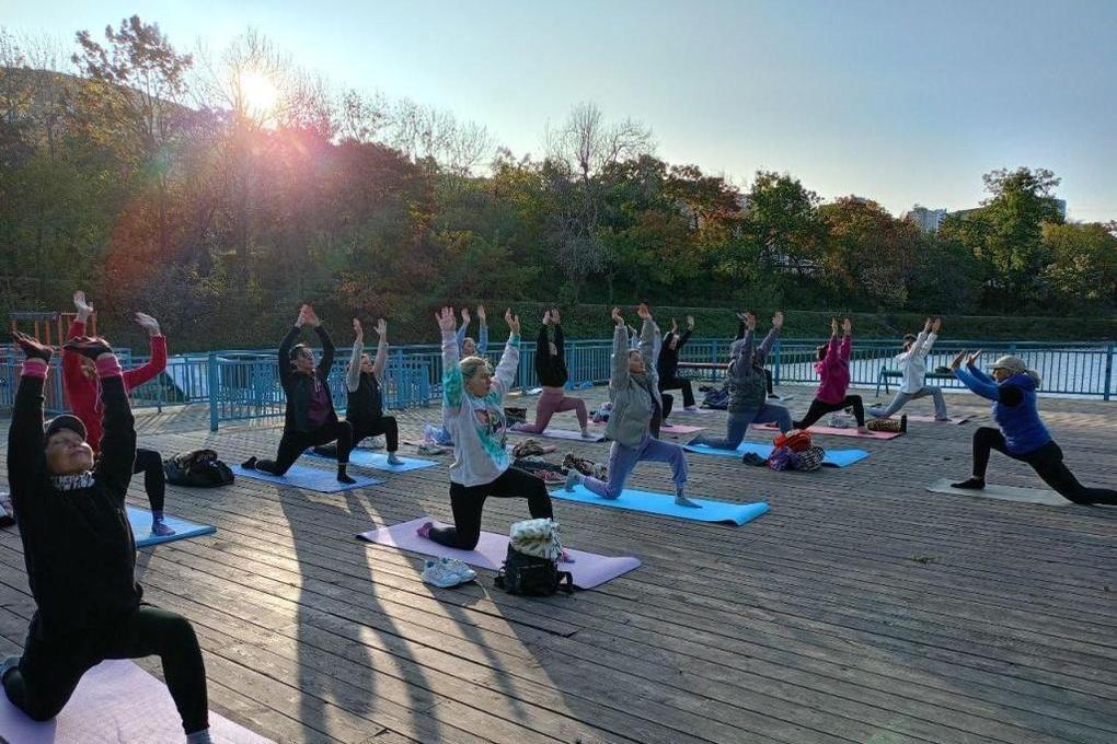 Residents of Vladivostok are invited to a free coaching yoga class